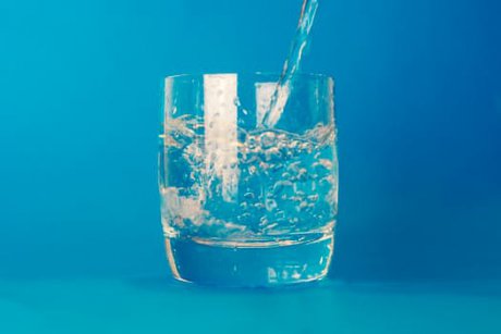 3 din 8 români consumă apă nepotabilă! Apă de la robinet sau apă îmbuteliată?