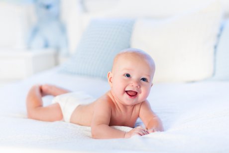 3 diferențe între adulți și bebeluși la nivel de piele, ochi și păr