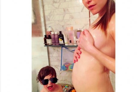 Poza care a înfuriat internetul: cum își arată o vedetă burtica din sarcină