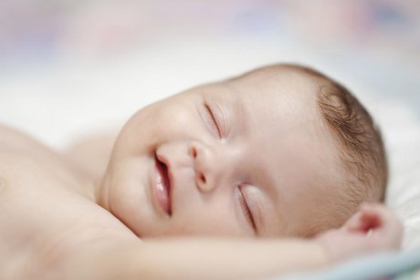 4 trucuri care îl ajută pe bebe să aibă un somn liniştit