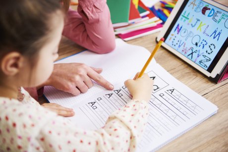 Un studiu dezvăluie că scrisul de mână crește inteligența copilului