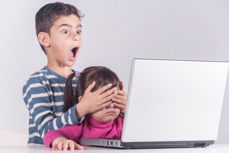 10 detalii din fotografiile cu copilul tău din Social Media care atrag pedofilii: sfatul specialiștilor