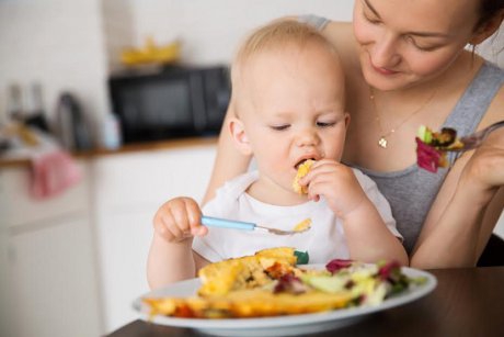 Cum să-ți obișnuiești copilul să mănânce singur