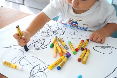 Ghid pe vârste: activităţi pentru copii cu creionul în mână 