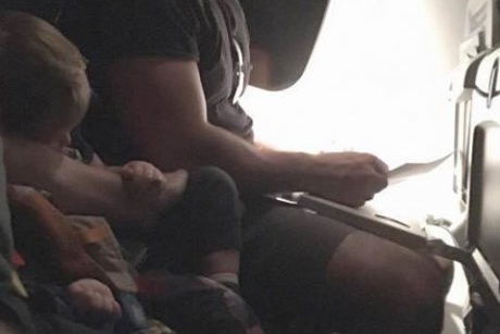 Poveste emoționantă din avion cu o mamă anxioasă, un copil obosit și un macho man