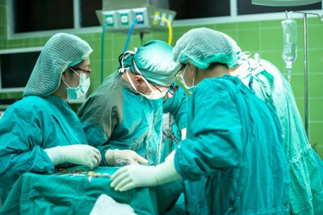 Asistente medicale filmate în timp ce dansau în sala de operație lângă un pacient gol anesteziat. Ce a urmat?