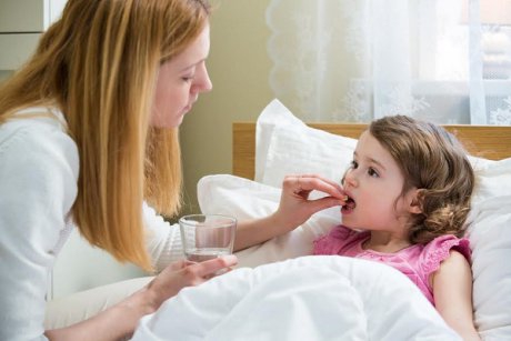 8 trucuri prin care să-ți obișnuiești copilul să înghită o pastilă