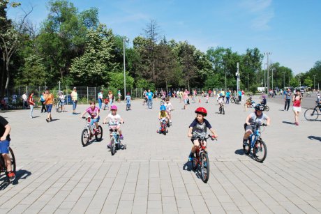 De ziua lor, copiii învață totul despre mersul pe două roți la Parada Micilor Bicicliști