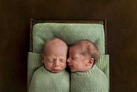 Adorabil! Fotografii cu bebeluși suprinși în altfel de ipostaze 