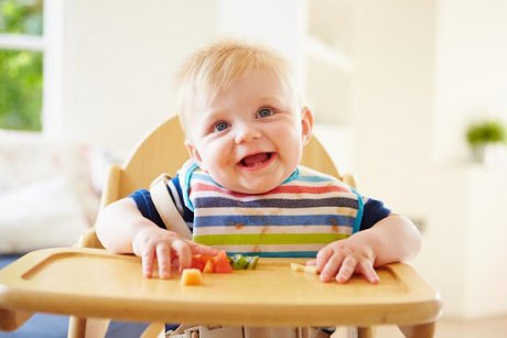 6 semne care îți indică faptul că bebelușul poate să se hrănească și cu alimente solide