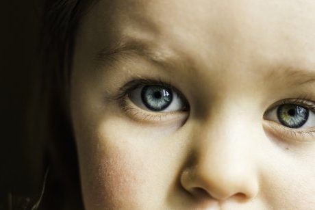 Sfatul specialistului: când poți să știi ce culoare vor avea ochii copilului?