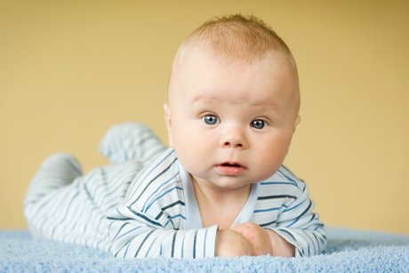 Evoluția bebelușului în primul an: cele mai importante schimbări 