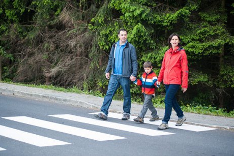 Cum să-ți înveți copilul să traverseze strada
