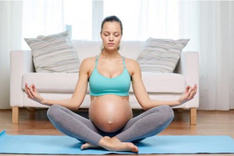 5 beneficii ale practicării yoga pe perioada sarcinii 