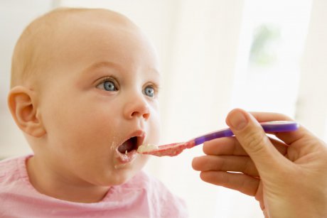 Ghid practic pentru alimentaţia bebeluşului în primele 12 luni 