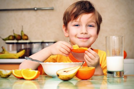 Studiu: s-a descoperit metoda prin care poti determina copilul sa manance mai multe fructe si legume 