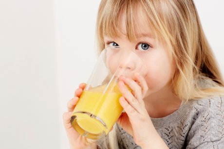 Tabel: cât suc de fructe trebuie să bea copilul tău? 
