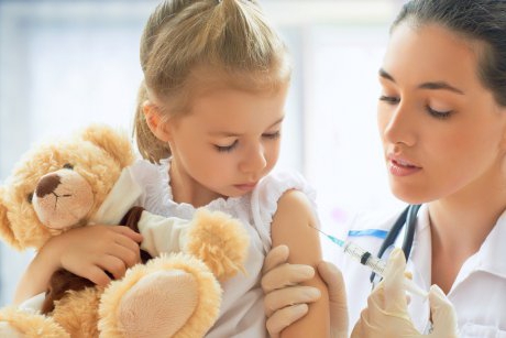 Cum să îți ajuți bebelușul să se simtă mai bine după un vaccin?