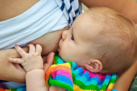 De ce mânuțele bebelușului sunt în continuă mișcare în timpul alăptării
