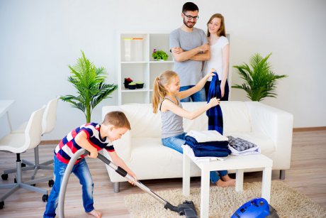 Copiii care își ajută părinții în treburile casnice au șanse mai mari să fie adulți de succes