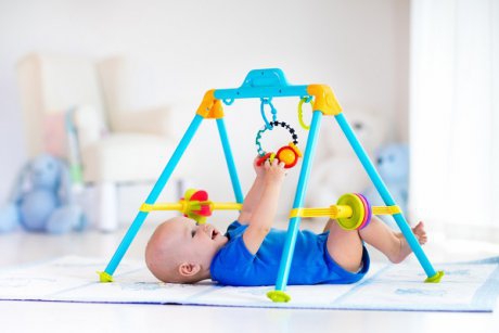 Ghid pe vârste: jucăria ideală pentru fiecare prag de dezvoltare a bebelușului