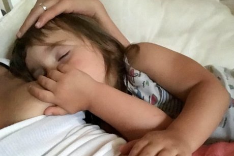 Mămică batjocorită deoarece își alăptează copilul de 4 ani