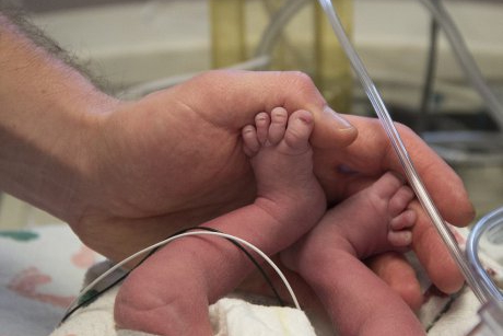 Primul bebeluș născut în urma unui transplant de uter 