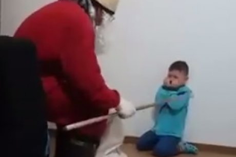 Un copil din Bistrița a fost pus la colț, umilit și amenințat cu bastonul de către ... Moș Nicolae!