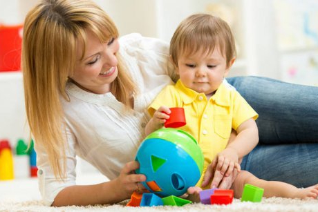 Hai să ne jucăm cu bebe – Sfaturi teoretice și practice de la BabyNeeds.ro 