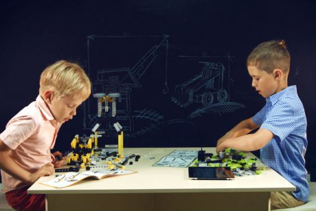 Jocuri perfecte pentru un copil interesat de inginerie, arhitectură sau robotică