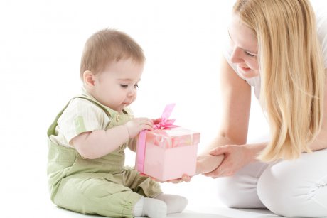 5 cadouri perfecte pentru o familie cu bebeluș