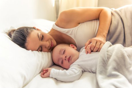 Studiu: copiii ar trebui să doarmă cu mamele până la 3 ani