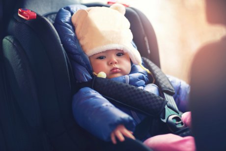 De ce este periculos să îți ții copilul în scaunul auto cu geaca de iarnă