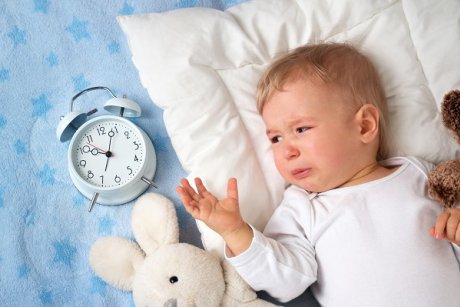 9 semne că bebelușul nu doarme bine noaptea