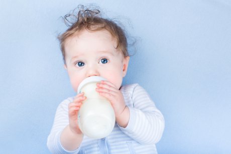 De ce poate să fie fatal să îi dai unui bebeluș apă