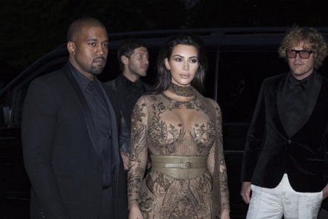 Kim Kardashian își poate alăpta cel de-al treilea copil, chiar dacă este născut prin mamă-surogat, explică experții