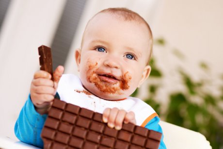 De la ce vârstă îi poți da ciocolată bebelușului?