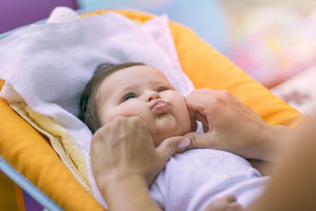 Tu știi ce este și la ce folosește grăsimea brună a bebelușilor?