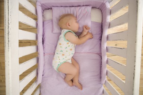 Vrei ca al tău copil să doarmă în patul lui? 7 strategii eficiente de la mame