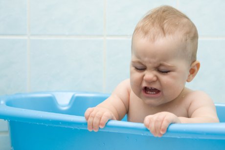 11 greșeli pe care le facem când îi facem baie bebelușului