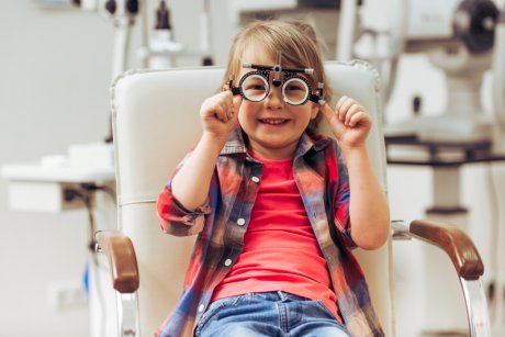 Semne care îți spun că al tău copil are nevoie de un consult oftalmologic