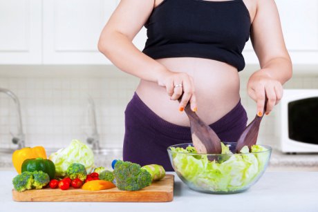 Studiu: consumul de legume verzi de către femeile însărcinate scade riscul apariției astmului la bebeluși
