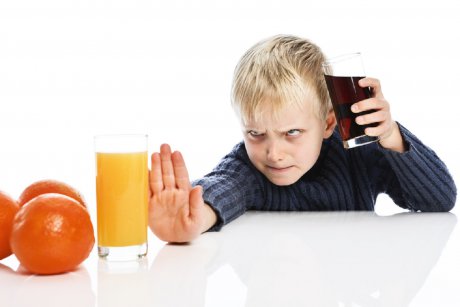 Un studiu demonstrează că sucurile acidulate stimulează agresivitatea copiilor