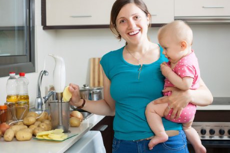 10 greșeli pe care le putem face atunci când pregătim mâncarea pentru bebeluș