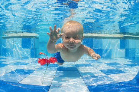 Bebelușa noastră născută prematur a învățat să înoate la numai 8 săptămâni