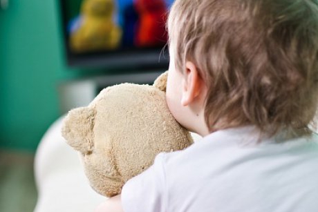 De ce să nu îți lași copilul de 2 ani să se uite la televizor