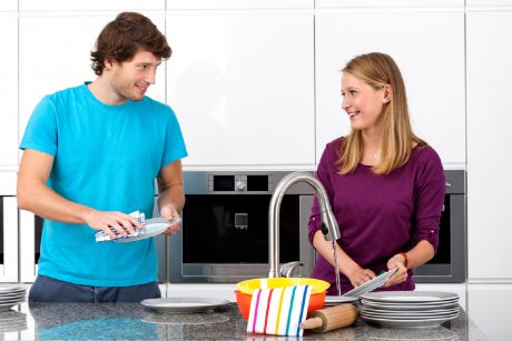 De ce este important cine spală vasele în familie