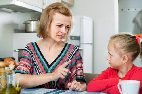 Fetele cu mame cicălitoare au mai mult succes la maturitate