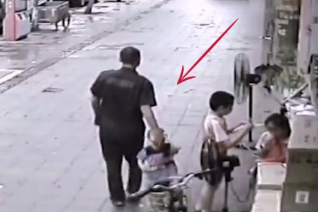 Un bărbat încearcă să fure un copil, plimbându-se liniștit pe stradă