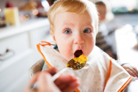 Alimente complet interzise în diversificarea alimentației bebelușului